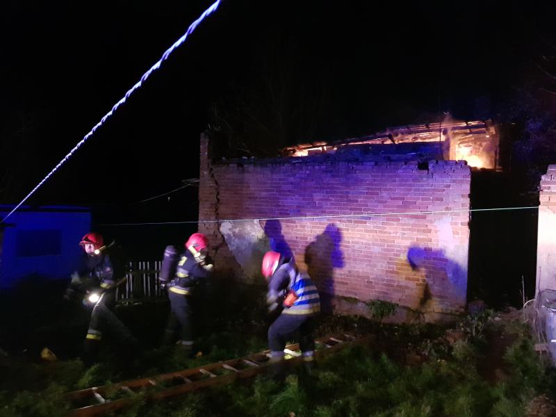 Pożar w domu jednorodzinnym! Małżeństwo uszło z życiem.