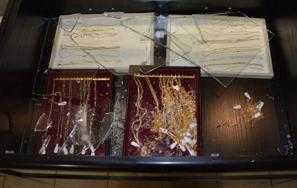 WŁAMANIE DO SKLEPU JUBILERSKIEGO W BIAŁOGARDZIE  - SPRAWCA UJĘTY NA GORĄCYM UCZYNKU 