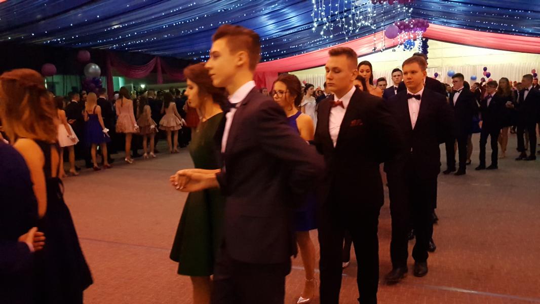 Bal Szkolny 2019 - szkolna zabawa i Polonez w wykonaniu klas gimnazjalnych.  Duża porcja zdjęć z tego wydarzenia! 