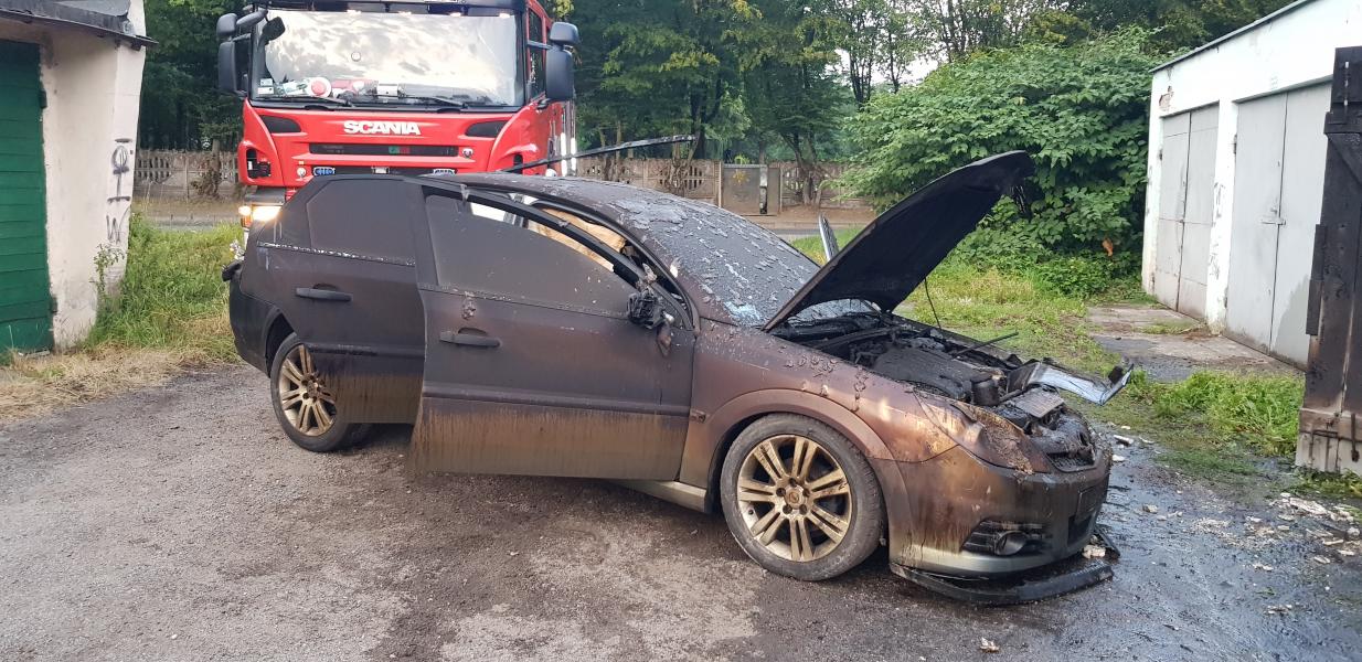 Pożar samochodu w Białogardzie - opel spłonął niemal doszczętnie. 