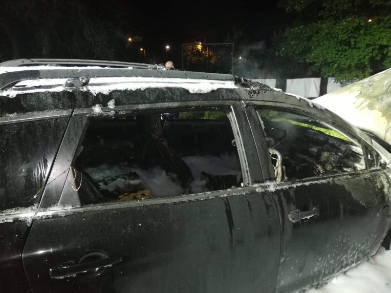 Nocny pożar samochodu w Karlinie - Mazda spłonęła doszczętnie.