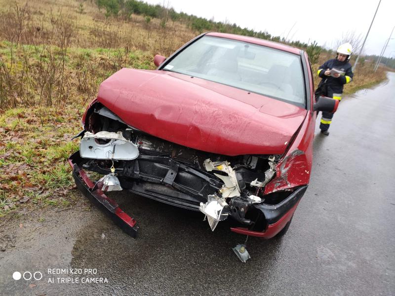 Zderzenie pojazdów pod Karlinem. Dwie osoby ranne. 