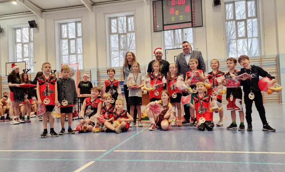 Świąteczne KOSZ granie naszych najmłodszych.