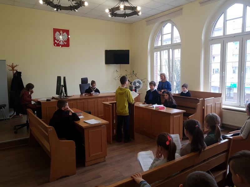 Dzień Edukacji Prawnej - dzieci z Białogardu wzięły udział w symulacji rozprawy sądowej. ZDJĘCIA