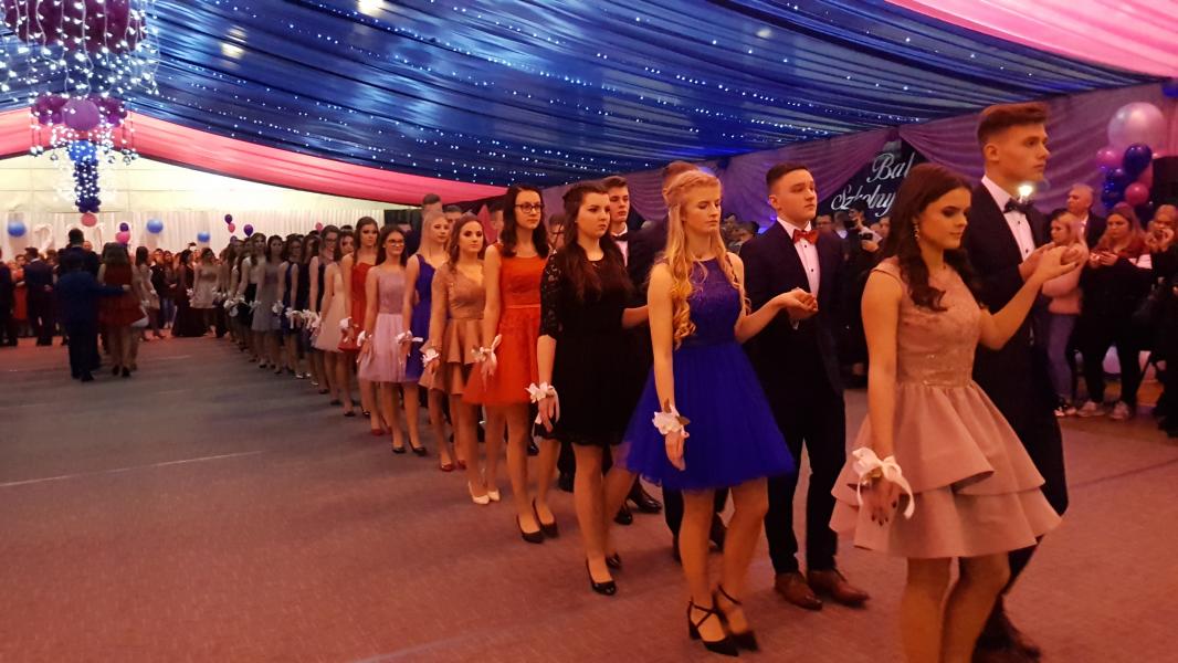 Bal Szkolny 2019 - szkolna zabawa i Polonez w wykonaniu klas gimnazjalnych.  Duża porcja zdjęć z tego wydarzenia! 