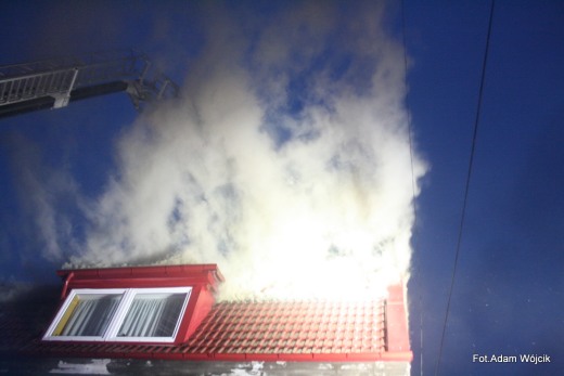 Pożar kamienicy w Karlinie. Ewakuowano mieszkańców.