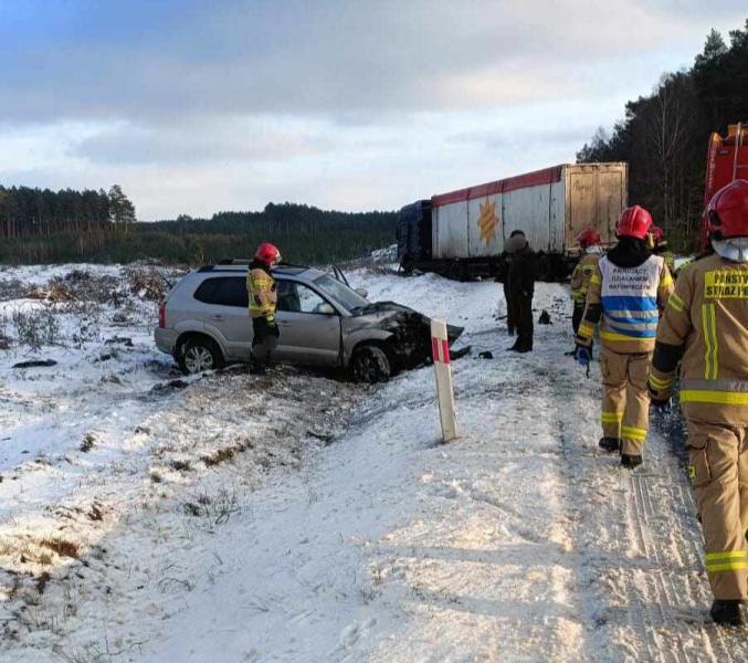 Poważny wypadek koło Białogardu! Osobówka zderzyła się z ciężarówką. 3-letnie dziecko trafiło do szpitala [ZDJĘCIA]