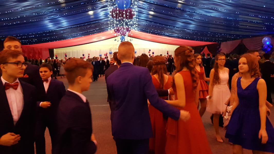 Bal Szkolny 2019 - szkolna zabawa i Polonez w wykonaniu klas gimnazjalnych.  Duża porcja zdjęć z tego wydarzenia! 