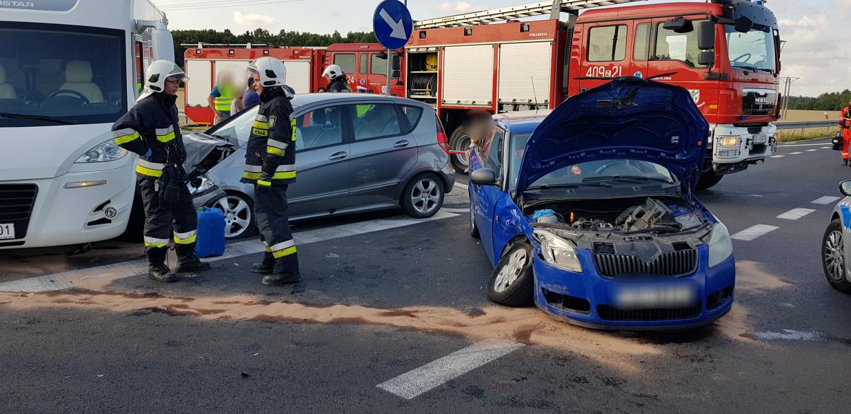 Wypadek na obwodnicy Karlina - zderzenie trzech pojazdów. W akcji śmigłowiec LPR.  