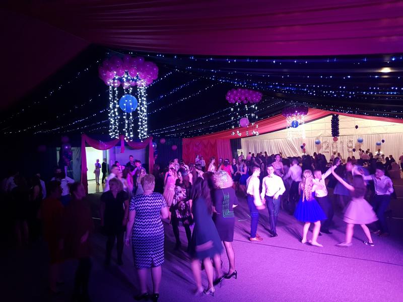 Bal Szkolny 2019 - szkolna zabawa i Polonez w wykonaniu klas gimnazjalnych.  Duża porcja zdjęć z tego wydarzenia! 