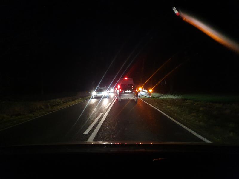 Koparko ładowarka przewróciła się na drodze - wyglądało groźnie! 