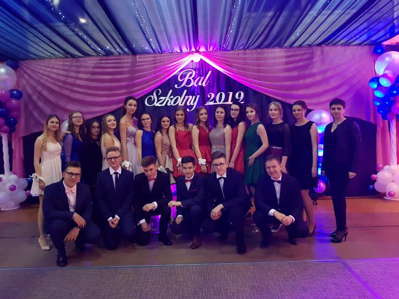Bal Szkolny 2019 - szkolna zabawa i Polonez w wykonaniu klas gimnazjalnych.  Duża porcja zdjęć z tego wydarzenia! 
