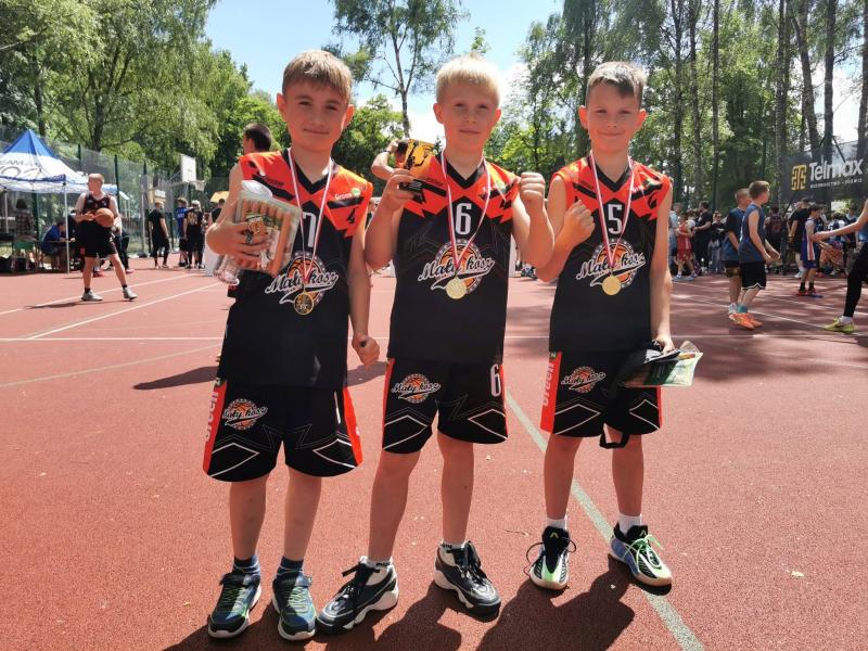 Udany występ młodych koszykarzy Akademii Sportu Mały Kosz w Człuchowie