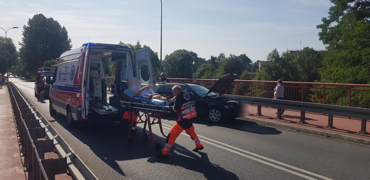 Wypadek drogowy na wiadukcie - jedna osoba ranna! 