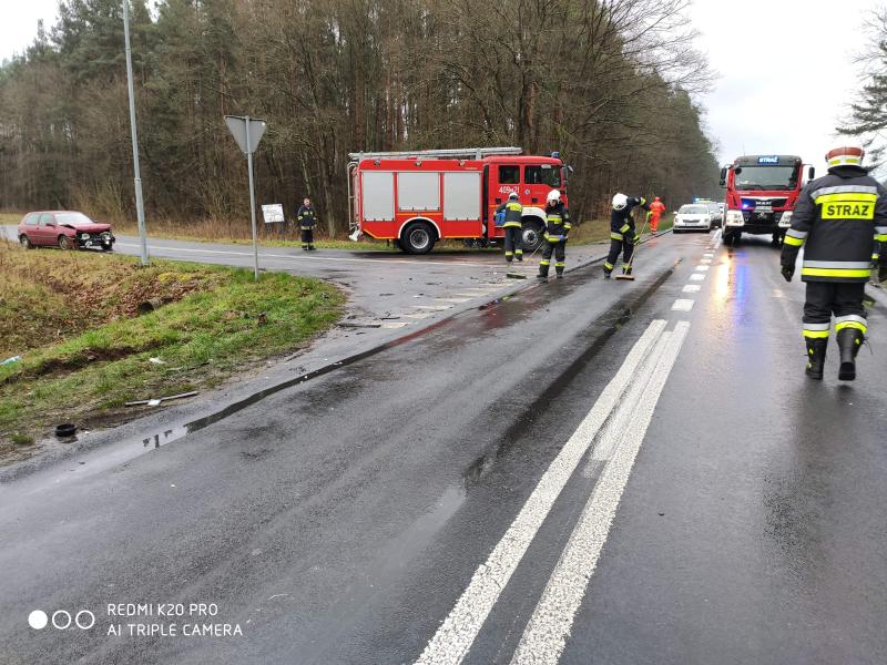 Zderzenie pojazdów pod Karlinem. Dwie osoby ranne. 