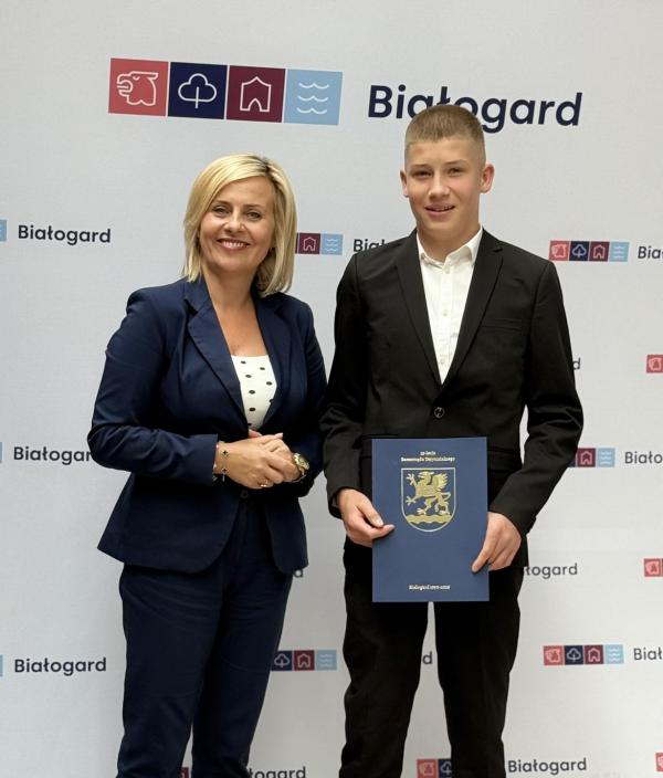Stypendia za wybitne osiągnięcia wręczone uczniom szkół podstawowych w Białogardzie.