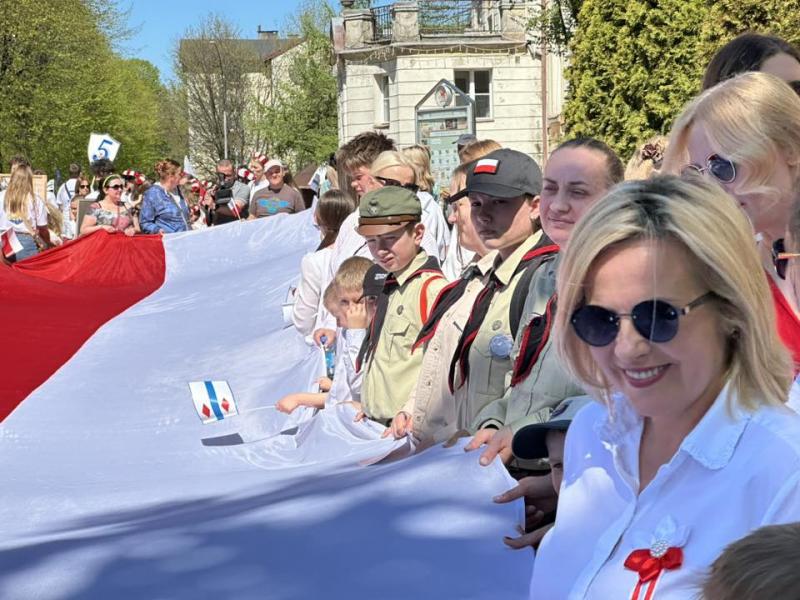 Święto flagi w sercu miasta. Rodzinny piknik pełen radości