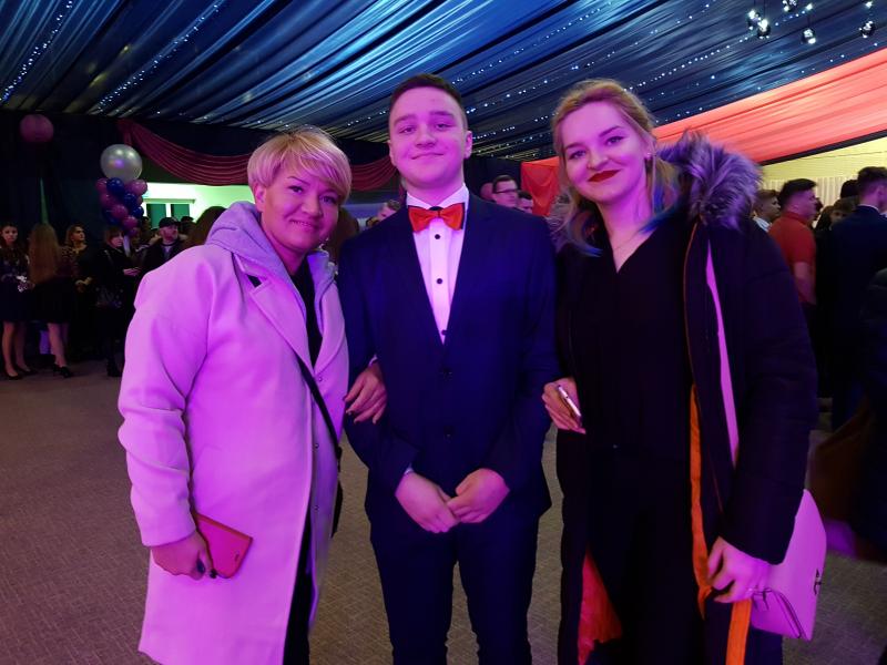 Bal Szkolny 2019 - szkolna zabawa i Polonez w wykonaniu klas gimnazjalnych.  Duża porcja zdjęć z tego wydarzenia! 