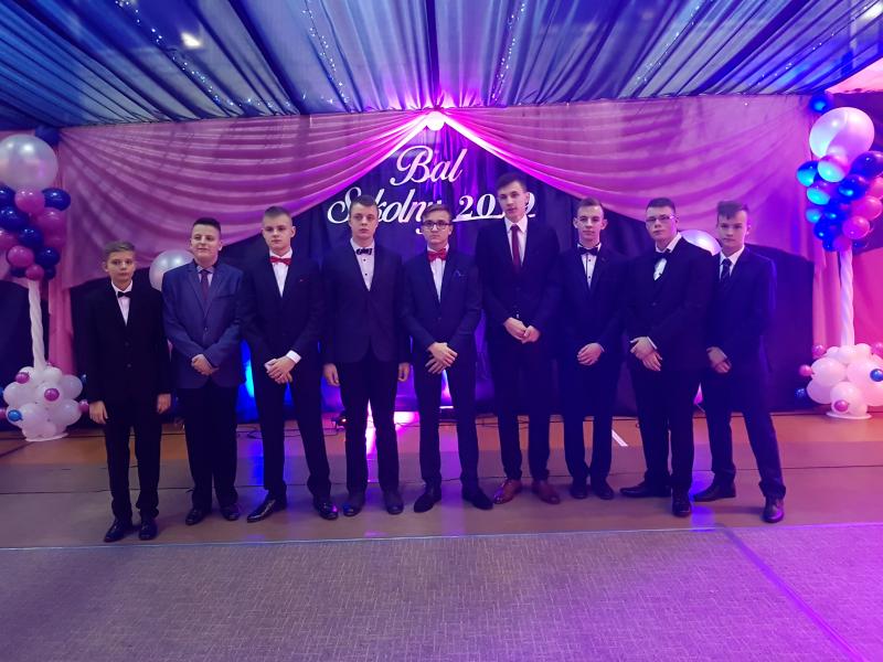 Bal Szkolny 2019 - szkolna zabawa i Polonez w wykonaniu klas gimnazjalnych.  Duża porcja zdjęć z tego wydarzenia! 