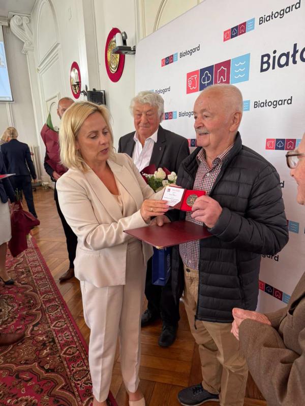 Medale „Za zasługi dla miasta Białogard” wręczone podczas sesji Rady Miejskiej