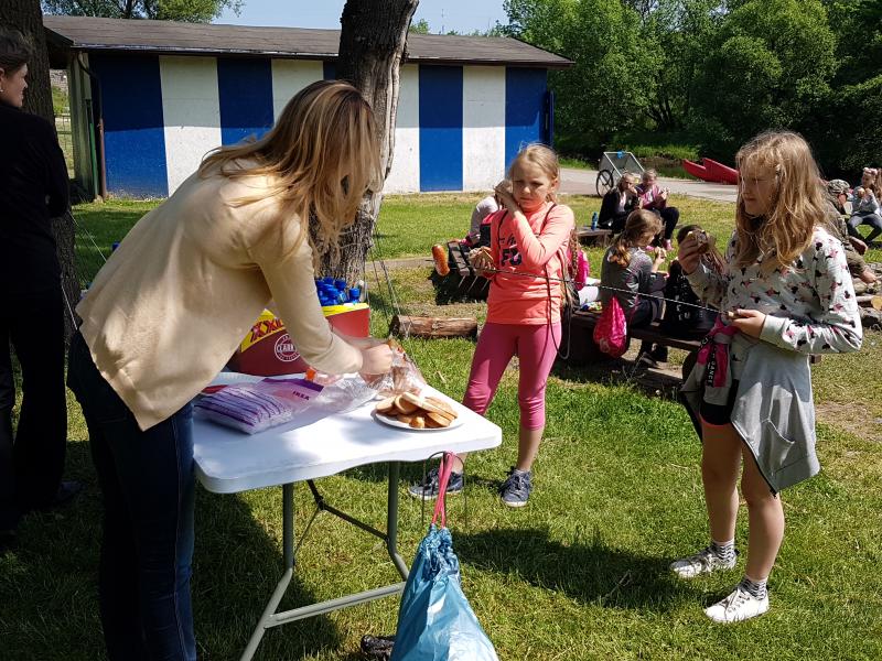 Zarybienia Parsęty smoltem troci i łososia  - dzieci biorą udział. 