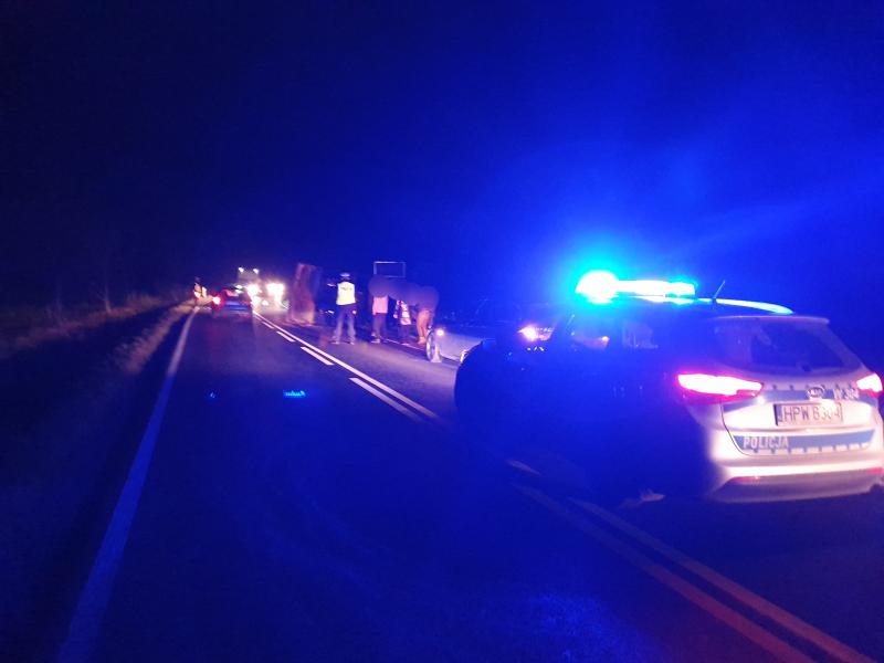 Koparko ładowarka przewróciła się na drodze - wyglądało groźnie! 