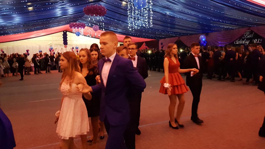 Bal Szkolny 2019 - szkolna zabawa i Polonez w wykonaniu klas gimnazjalnych.  Duża porcja zdjęć z tego wydarzenia! 