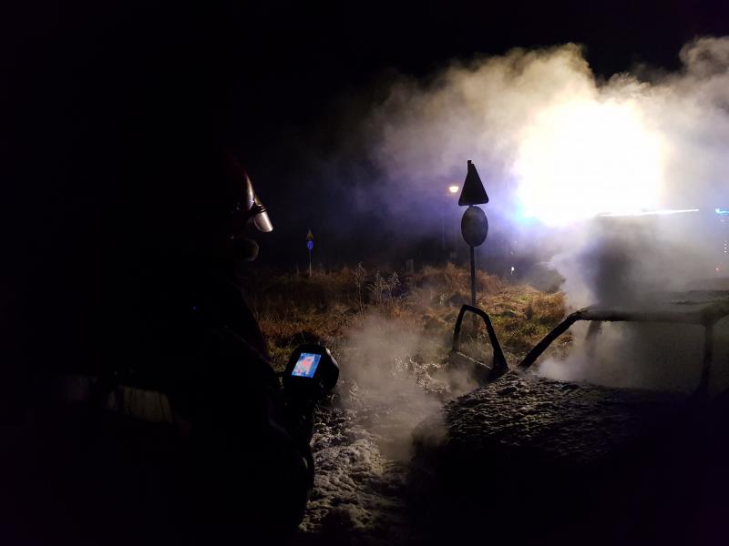 Auto błyskawicznie stanęło w płomieniach.  