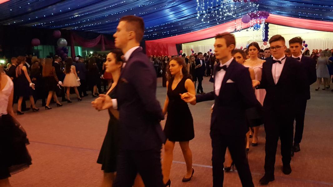 Bal Szkolny 2019 - szkolna zabawa i Polonez w wykonaniu klas gimnazjalnych.  Duża porcja zdjęć z tego wydarzenia! 