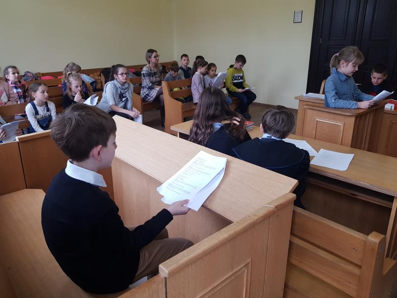 Dzień Edukacji Prawnej - dzieci z Białogardu wzięły udział w symulacji rozprawy sądowej. ZDJĘCIA