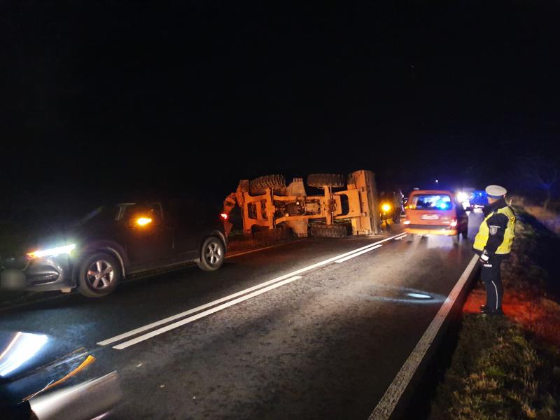 Koparko ładowarka przewróciła się na drodze - wyglądało groźnie! 