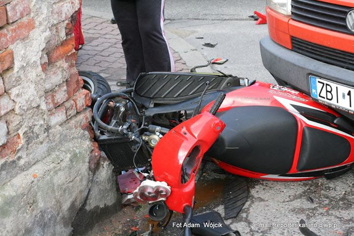 Skuter wyprzedzał i uderzył w busa.
