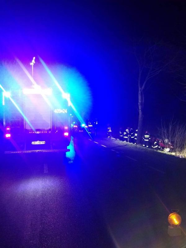 Dachowanie pod Karlinem - warunki drogowe są fatalne. Noga z gazu! ZDJĘCIA  