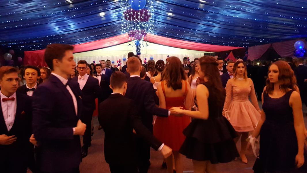 Bal Szkolny 2019 - szkolna zabawa i Polonez w wykonaniu klas gimnazjalnych.  Duża porcja zdjęć z tego wydarzenia! 
