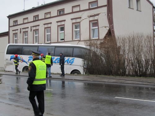 Autobus wjechał w dom 