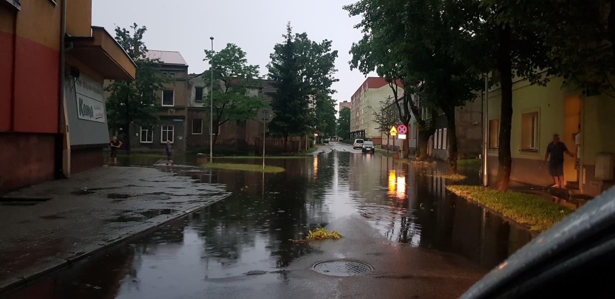 Dziesiątki powalonych drzew i zalane ulice! Strażacy walczą ze skutkami nawałnicy.