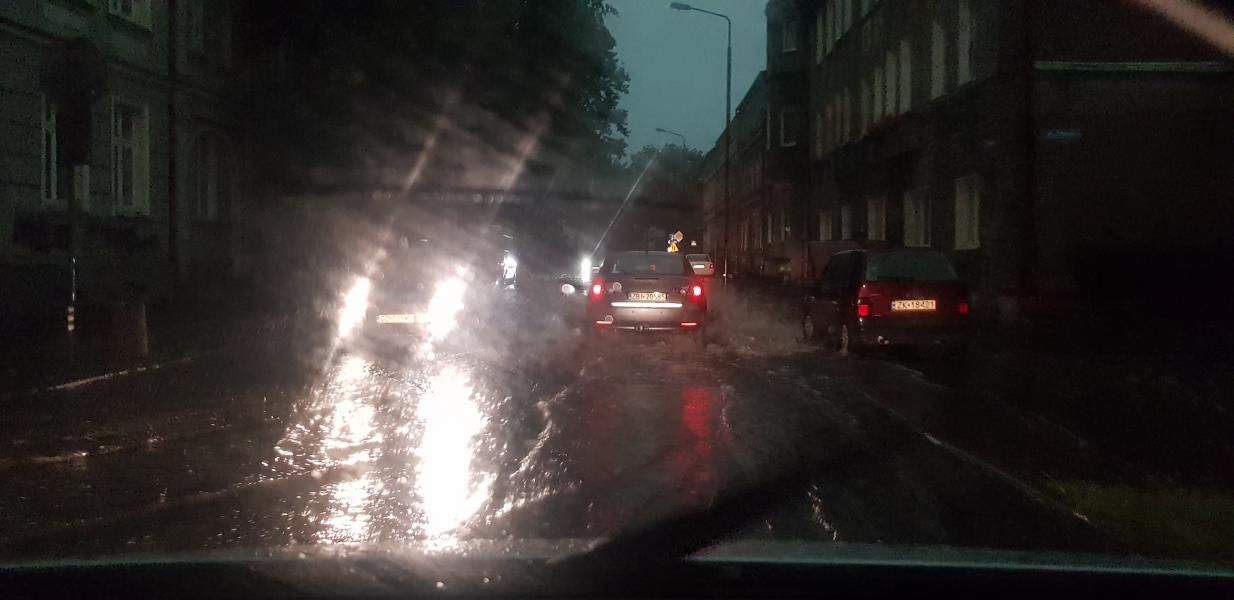 Dziesiątki powalonych drzew i zalane ulice! Strażacy walczą ze skutkami nawałnicy.