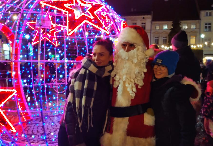 Tłumy na placu Wolności. Włączenie świątecznych iluminacji.