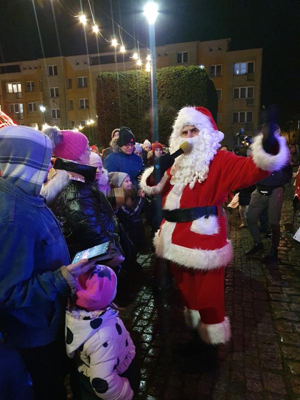 Tłumy na placu Wolności. Włączenie świątecznych iluminacji.