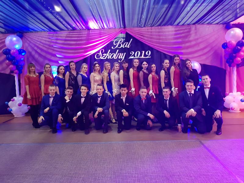 Bal Szkolny 2019 - szkolna zabawa i Polonez w wykonaniu klas gimnazjalnych.  Duża porcja zdjęć z tego wydarzenia! 