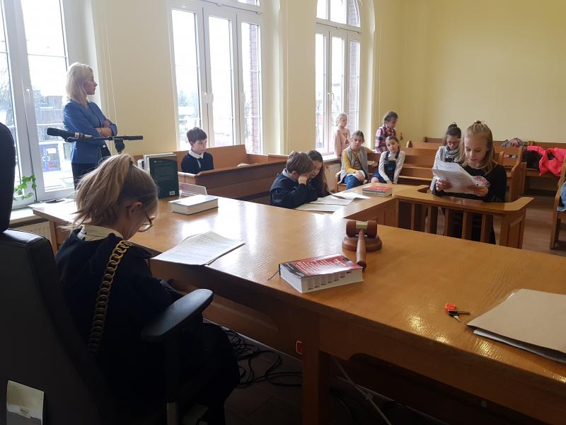 Dzień Edukacji Prawnej - dzieci z Białogardu wzięły udział w symulacji rozprawy sądowej. ZDJĘCIA