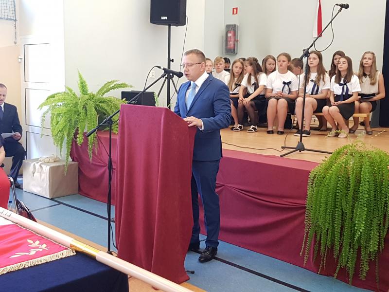 Szkoła podstawowa w Stanominie ma już swojego patrona! Fotorelacja z uroczystości. 