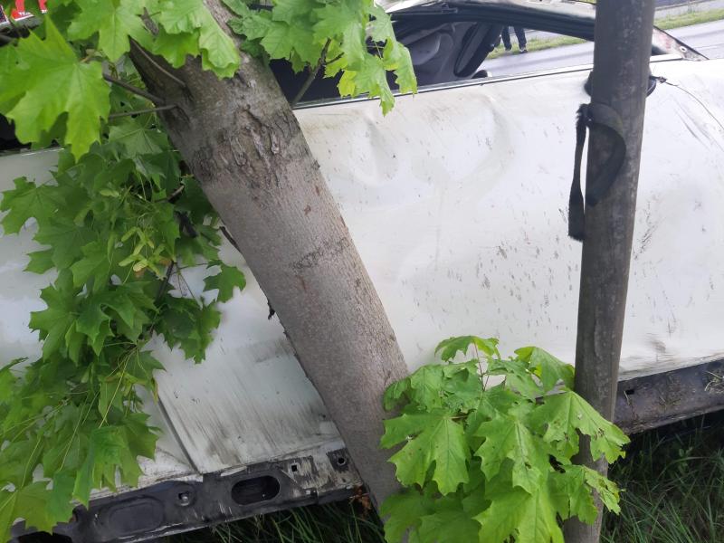 Dachowanie auta osobowego w Karlinie  - trzy osoby ranne! 