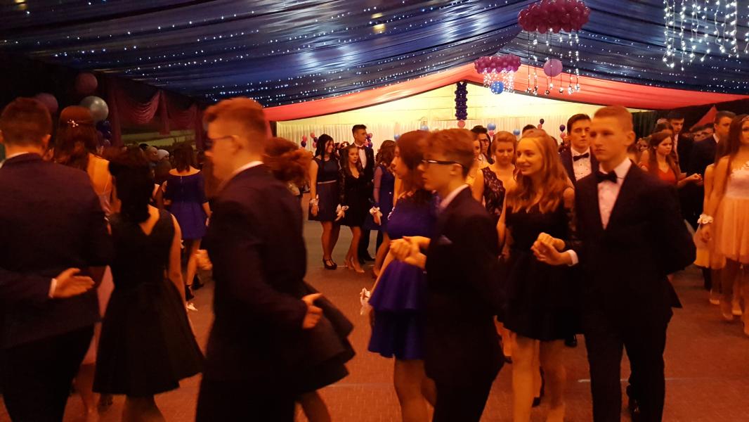 Bal Szkolny 2019 - szkolna zabawa i Polonez w wykonaniu klas gimnazjalnych.  Duża porcja zdjęć z tego wydarzenia! 