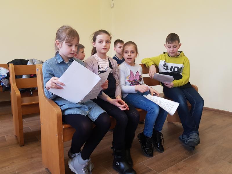 Dzień Edukacji Prawnej - dzieci z Białogardu wzięły udział w symulacji rozprawy sądowej. ZDJĘCIA