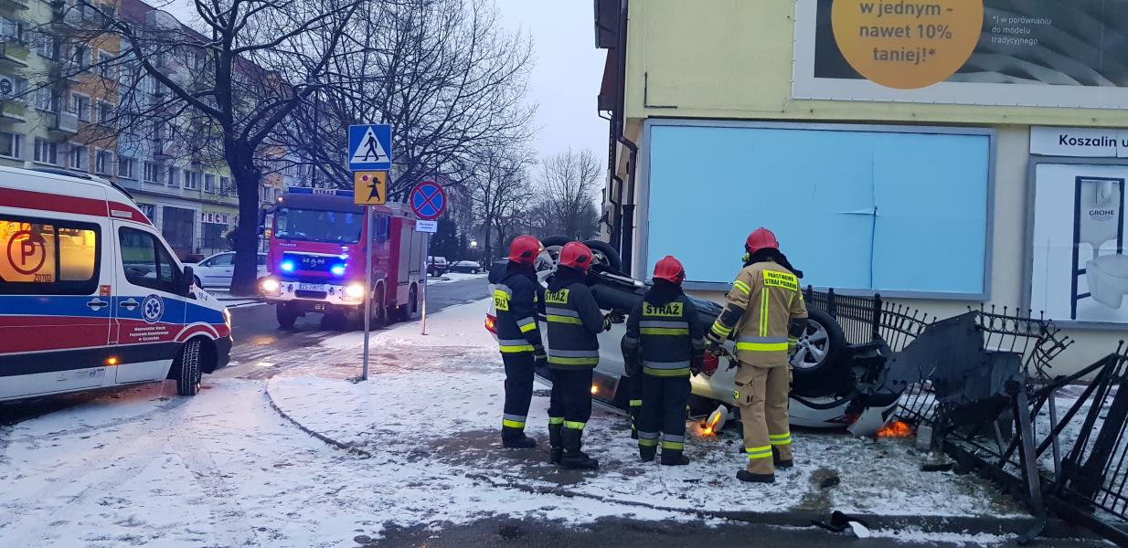 Dachowanie w centrum Białogardu - Nissan uderzył w ogrodzenie. 