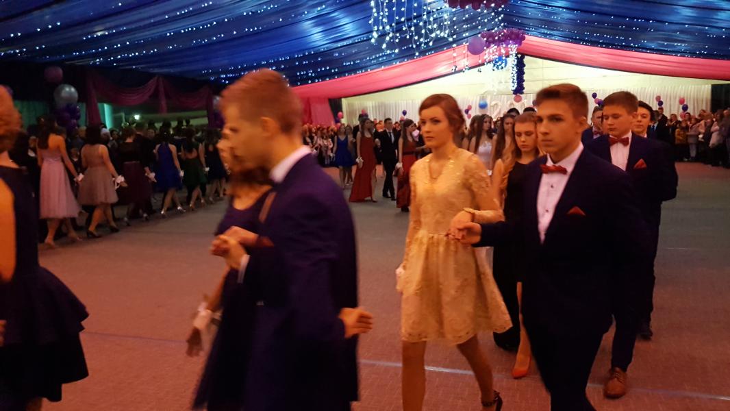 Bal Szkolny 2019 - szkolna zabawa i Polonez w wykonaniu klas gimnazjalnych.  Duża porcja zdjęć z tego wydarzenia! 