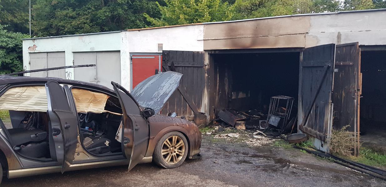 Pożar samochodu w Białogardzie - opel spłonął niemal doszczętnie. 