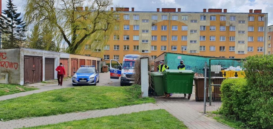 Mieszkanka Białogardu przeżyła szok znajdując ciało mężczyzny na śmietniku. 