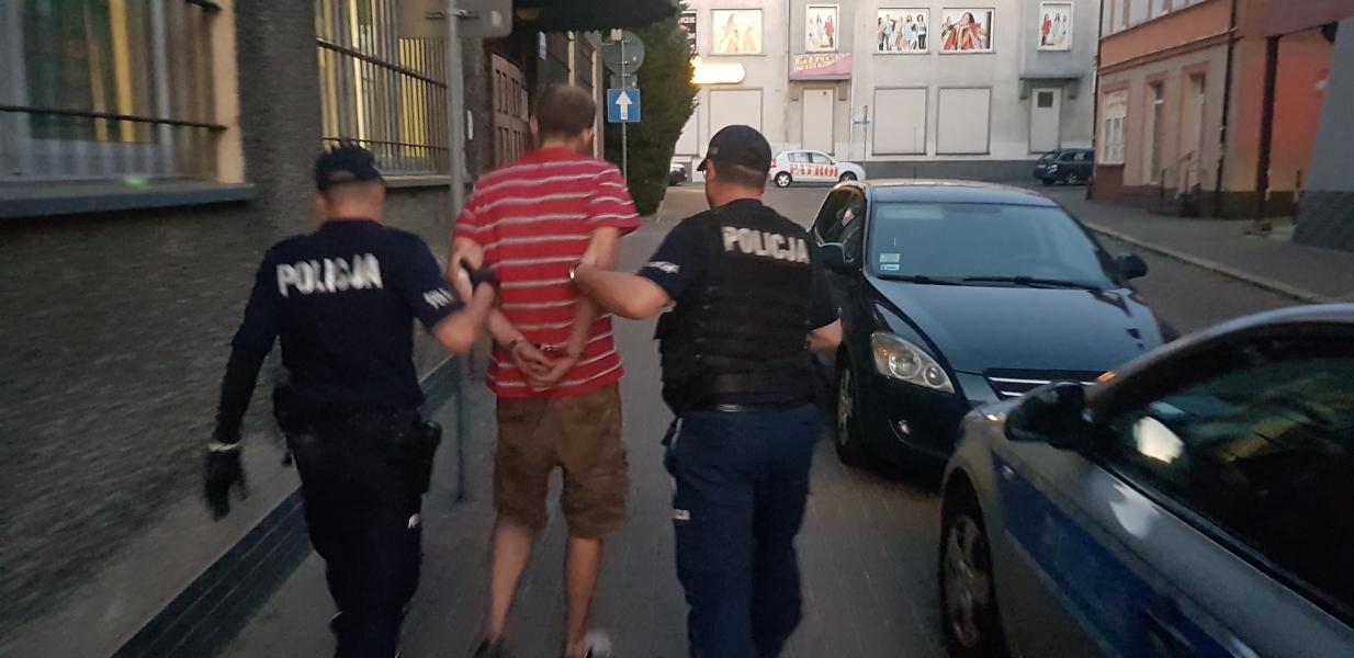 Uciekał przed policją  - rozbił auto i wpadł.